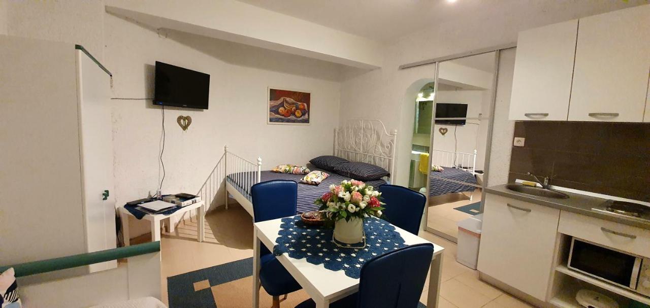Apartments Dora Crikvenica Buitenkant foto